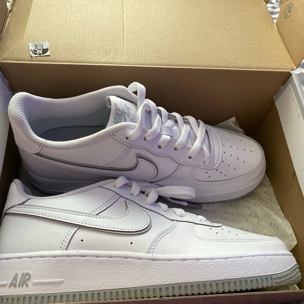 Air Force 1 (GS) Size 6Y in boys - Picture 2 of 3